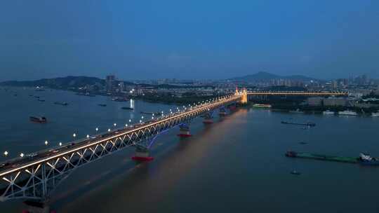 南京长江大桥夜景风光货船从长江大桥通过