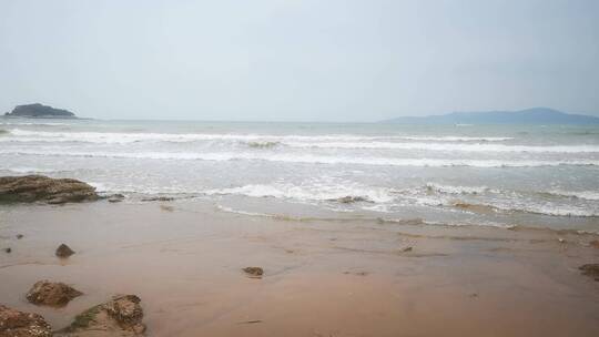 实拍大海海浪沙滩礁石