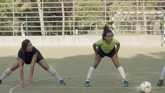女子足球运动员在体育场训练慢镜头