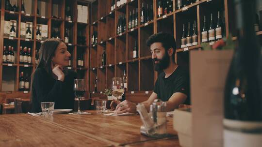 情侣在餐厅喝酒视频素材模板下载