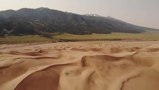 美国科罗拉多州大沙丘国家公园。山下金色沙漠景观的无人机鸟瞰图