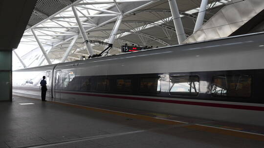 复兴号高铁驶出广州南站视频素材模板下载