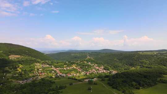 斯洛伐克Siatorska Bukovinka村Somoska城堡的鸟瞰图