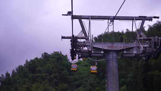 乘坐缆车景区索道观光缆车特写森林山上风景