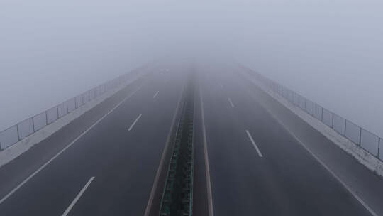 清晨浓雾高速路交通视频素材模板下载