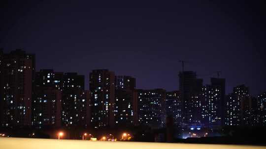 夜间开车行驶在城市道路夜晚城市车窗外风景