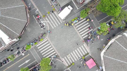 人来人往的街道