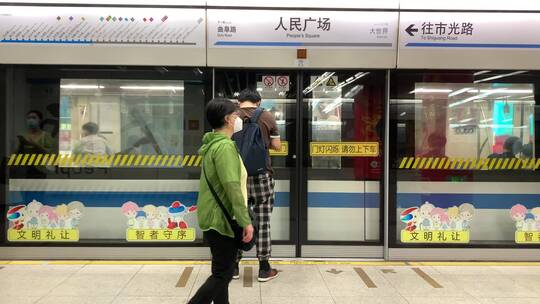 解封后的上海地铁站