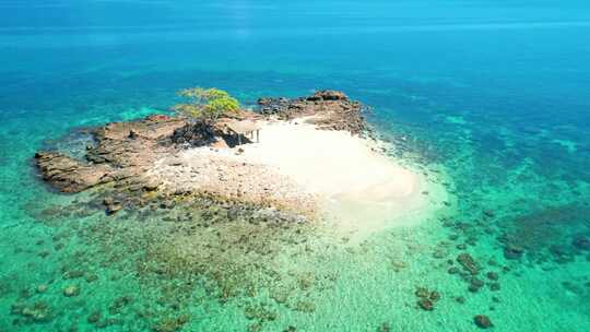 航拍海浪冲击沙滩礁石海岛马尔代夫蓝色大海