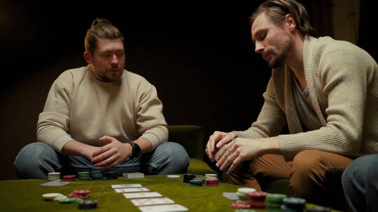 赌客围着桌子赌博    视频素材模板下载