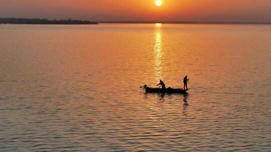 航拍夕阳与打渔者