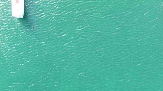 绿松石波浪水，白色码头海滩和玛莎葡萄园岛的豪宅视频素材模板下载