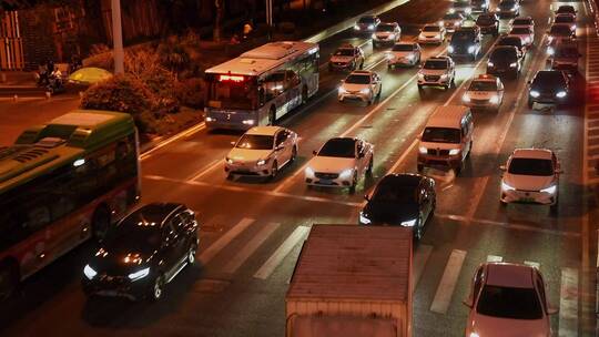 城市夜晚路口车流