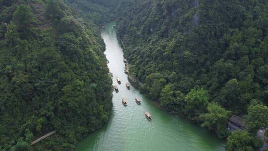 贵州荔波大七孔航拍 船在绿色湖面上航行