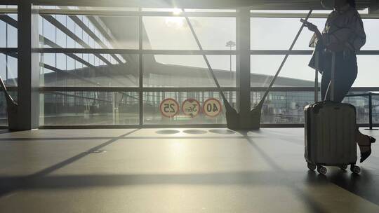 机场大厅内来来往往的旅客视频素材模板下载