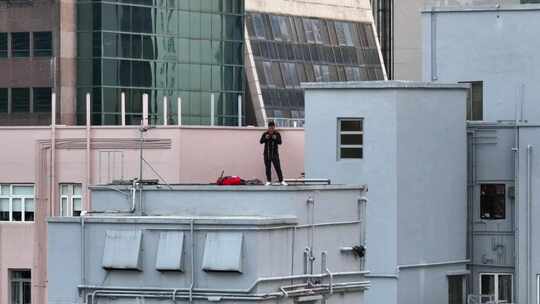 香港铜锣湾站在楼顶男子航拍