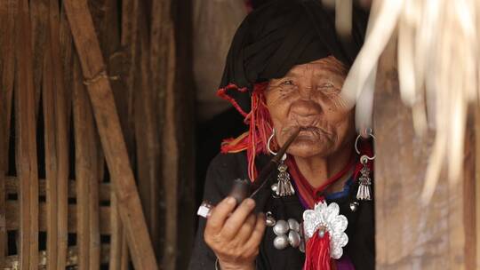 翁丁原始部落少数民族佤族妇女