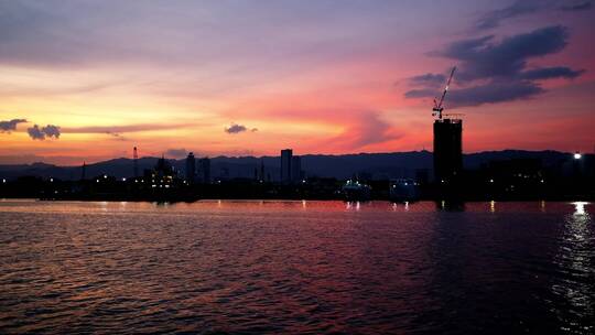 日落时海港的晚霞景色