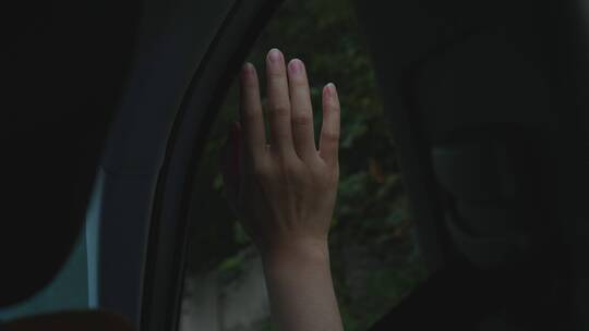 女孩坐车把手伸出窗外感受风视频素材视频素材模板下载