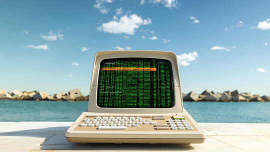 海边的计算机，屏幕上有代码和数据视频素材模板下载