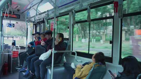 公交车行驶车厢乘客