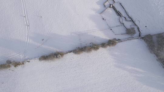 航拍俯瞰白雪覆盖的领域