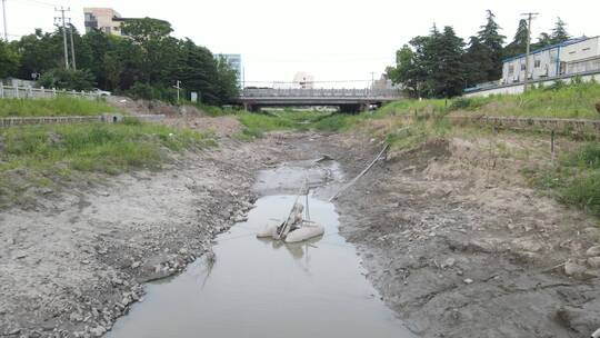 缺水干裂干涸土地裂开河道干枯4K航拍