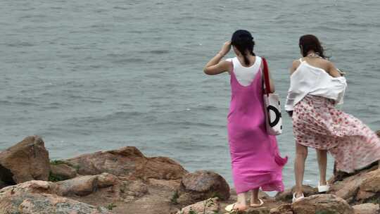 海岛游玩女孩背影