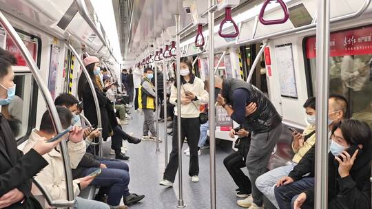 深圳地铁人群 地铁玩手机视频素材模板下载
