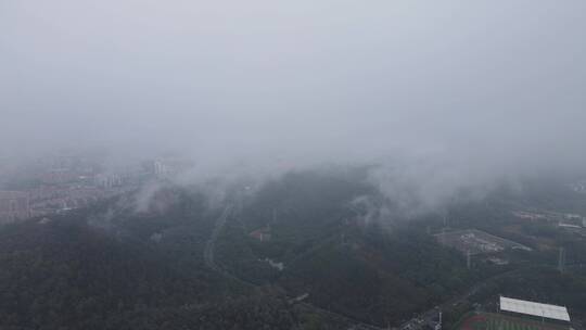 云雾中的山地