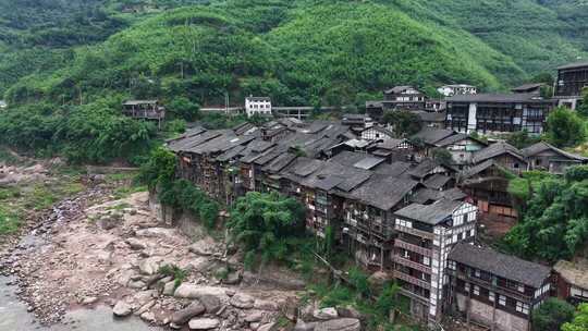 依山傍水的传统民居村落