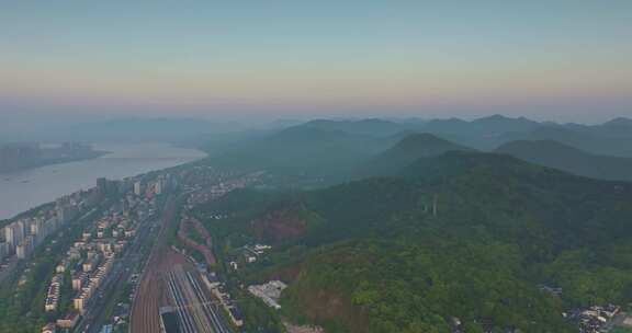 杭州钱塘江两岸上城区清晨风光