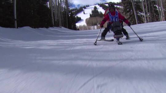 受伤的运动员在滑雪场参加冬季运动