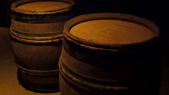 酿酒地窖里的酒桶地窖里的红葡萄酒桶酒窖酿