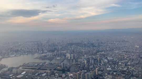 飞机上航拍窗外日本东京现代城市景观