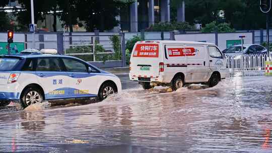 升格汽车行驶过积水的道路