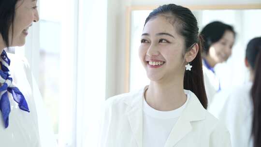 笑くポニーテールの女性