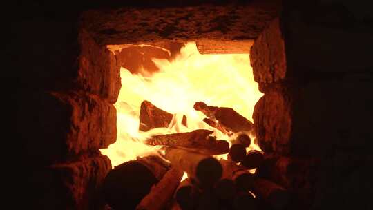 窑火焰燃烧木材柴匠人焰烧制瓷器陶瓷烧窑洞