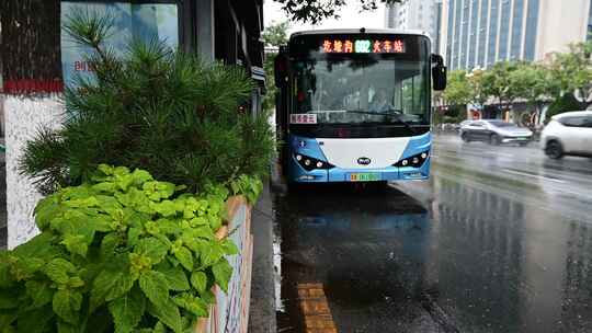 雨天的公交车进站出站