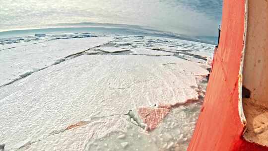 破冰船穿过冰冻的海洋