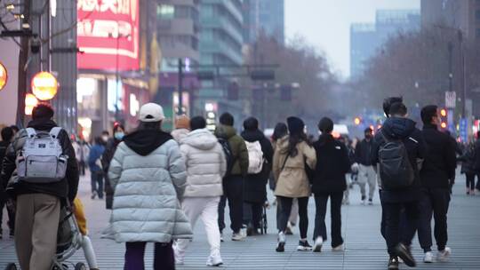 夜晚商业中心街头的逛街人流