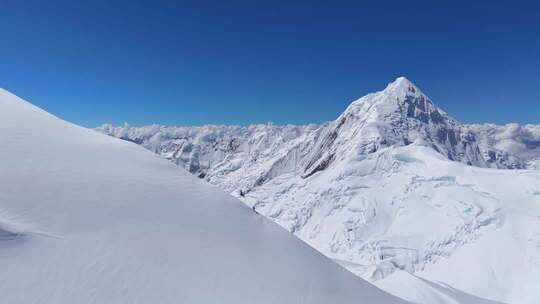 川西航拍中山峰贡嘎雪山壮丽景色