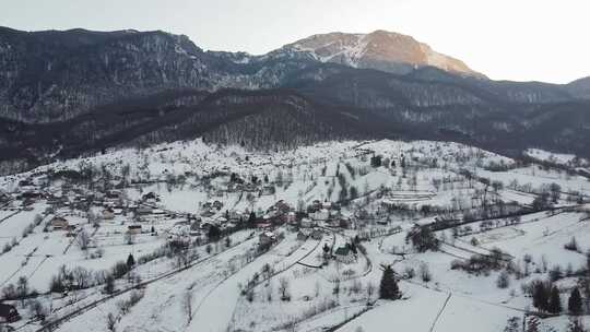 冰雪覆盖的山村