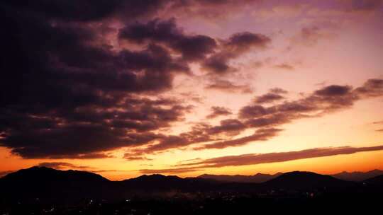 晚霞下的山峦天空景象