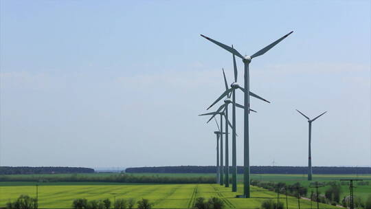 德国柏林 乡村 风力发电风车群 近景 组镜