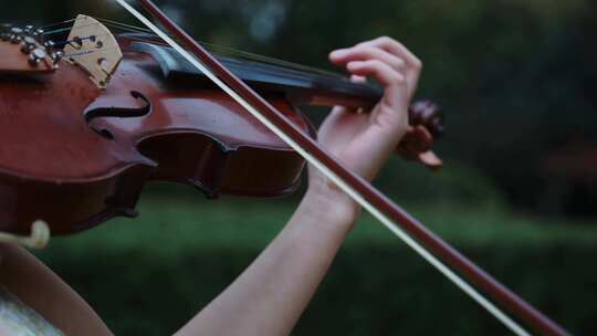小提琴手在住宅小区内演奏