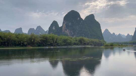 下雨天桂林山水漓江视频素材模板下载