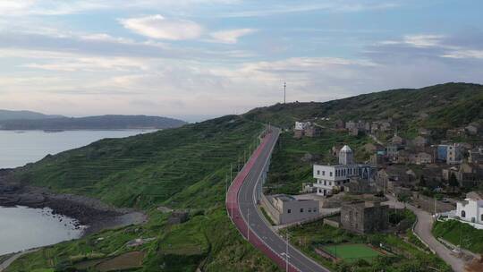 海边公路桥梁平潭最美环岛路行驶的车辆