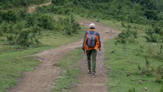 男人户外徒步登山背影