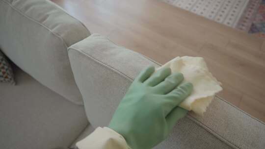 戴手套擦拭沙发
